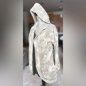 Bundle: Kohl’s SO Camo Cardigan Small (NWT) + GAP Green V-Neck Pullover XS